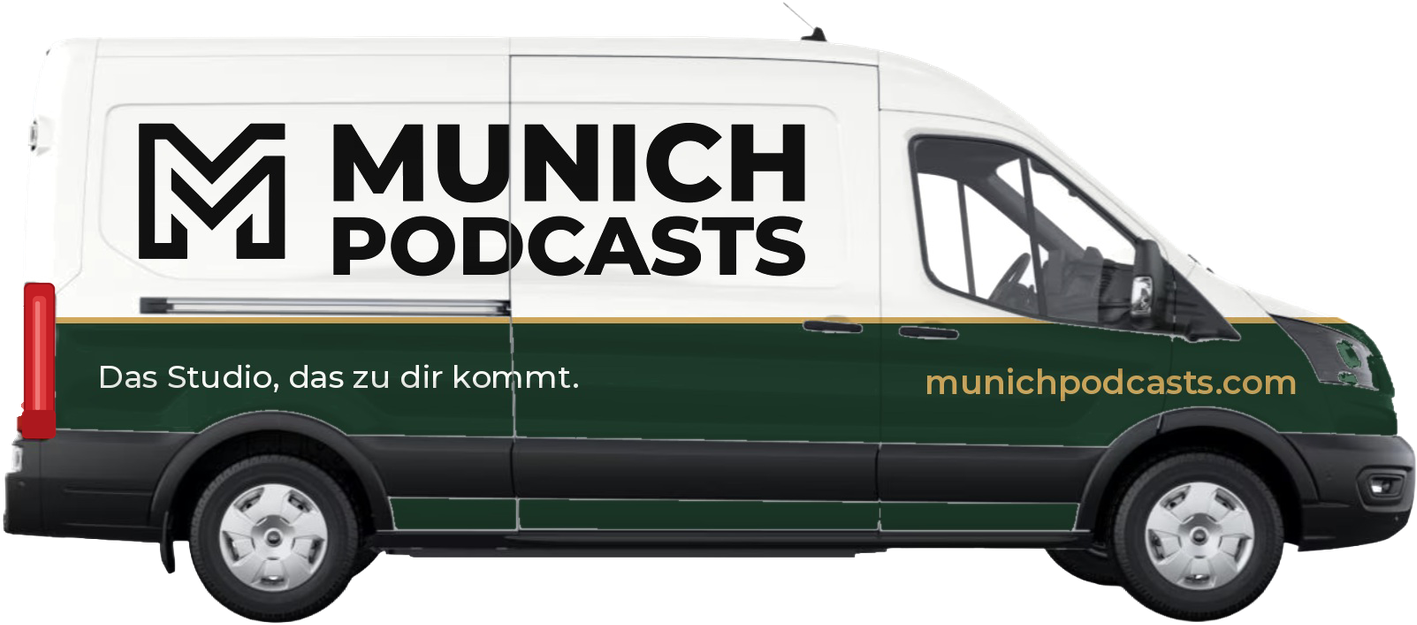 Illustration des MUNICH PODCASTS Bus in Weiß und Dunkelgrün mit dem Slogan Das Studio, das zu dir kommt