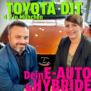 Zwei Personen präsentieren Toyota-Fahrzeuge in einem Autohaus in München.