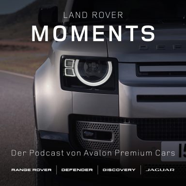 Land Rover Moments Podcast, Titel und Logo mit einem Auto im Hintergrund.